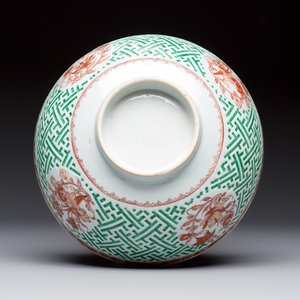 A Chinese famille verte relief-carved bowl with gilt iron-red floral design, Kangxi — photo 11