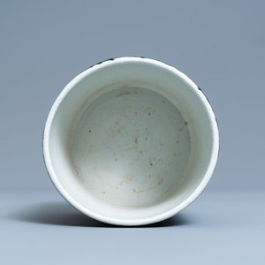 A Chinese famille verte relief-molded scroll pot, 19/20th C. — 照片 5
