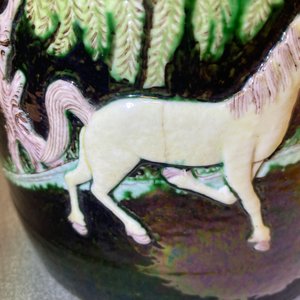 A Chinese famille verte relief-molded scroll pot, 19/20th C. — 照片 7