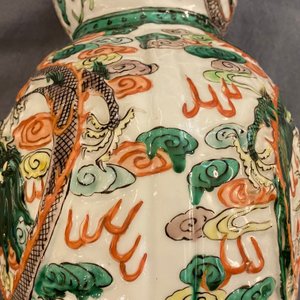 A Chinese famille verte relief-moulded double gourd 'dragon' vase on wooden stand, 19/20th C. — photo 12