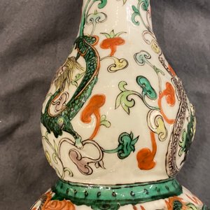 A Chinese famille verte relief-moulded double gourd 'dragon' vase on wooden stand, 19/20th C. — photo 14