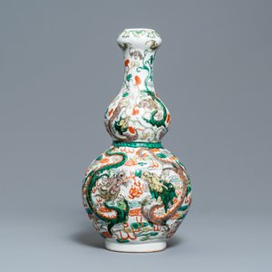 A Chinese famille verte relief-moulded double gourd 'dragon' vase on wooden stand, 19/20th C. — photo 2