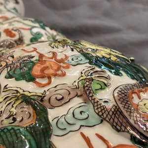 A Chinese famille verte relief-moulded double gourd 'dragon' vase on wooden stand, 19/20th C. — photo 24