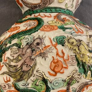 A Chinese famille verte relief-moulded double gourd 'dragon' vase on wooden stand, 19/20th C. — photo 28