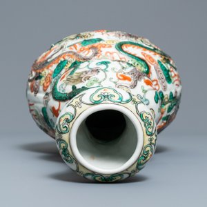 A Chinese famille verte relief-moulded double gourd 'dragon' vase on wooden stand, 19/20th C. — photo 7