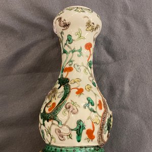 A Chinese famille verte relief-moulded double gourd 'dragon' vase on wooden stand, 19/20th C. — photo 10