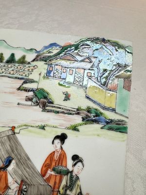A Chinese famille verte 'Rice and Silk Production' plaque, 19th C. — foto 2