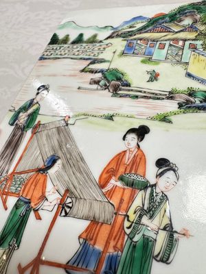 A Chinese famille verte 'Rice and Silk Production' plaque, 19th C. — foto 3