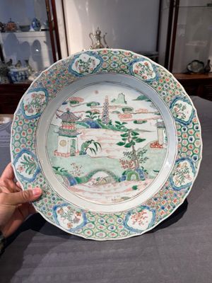 A Chinese famille verte 'river landscape' dish, artemisia leaf mark, Kangxi — 照片 1