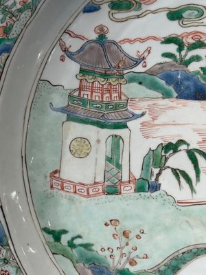 A Chinese famille verte 'river landscape' dish, artemisia leaf mark, Kangxi — 照片 2
