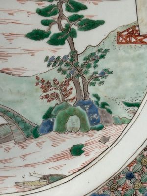 A Chinese famille verte 'river landscape' dish, artemisia leaf mark, Kangxi — 照片 4
