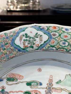 A Chinese famille verte 'river landscape' dish, artemisia leaf mark, Kangxi — 照片 7
