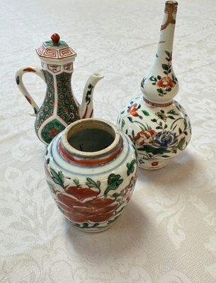 A Chinese famille verte rosewater sprinkler, a wucai jar and a Samson Paris verte-style covered ewer, 17/19th C. — photo 1