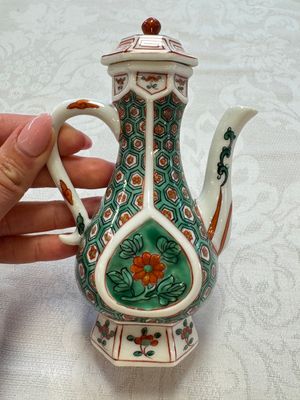 A Chinese famille verte rosewater sprinkler, a wucai jar and a Samson Paris verte-style covered ewer, 17/19th C. — photo 11