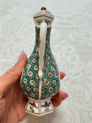 A Chinese famille verte rosewater sprinkler, a wucai jar and a Samson Paris verte-style covered ewer, 17/19th C. — photo 12