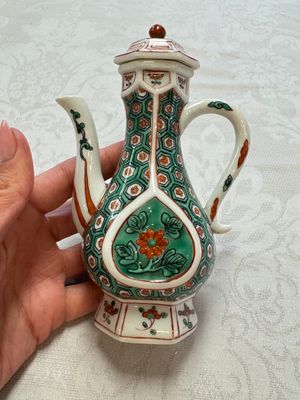 A Chinese famille verte rosewater sprinkler, a wucai jar and a Samson Paris verte-style covered ewer, 17/19th C. — photo 13