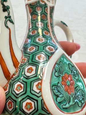 A Chinese famille verte rosewater sprinkler, a wucai jar and a Samson Paris verte-style covered ewer, 17/19th C. — photo 15