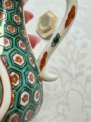 A Chinese famille verte rosewater sprinkler, a wucai jar and a Samson Paris verte-style covered ewer, 17/19th C. — photo 18
