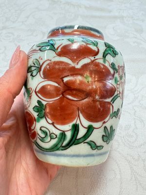 A Chinese famille verte rosewater sprinkler, a wucai jar and a Samson Paris verte-style covered ewer, 17/19th C. — photo 2