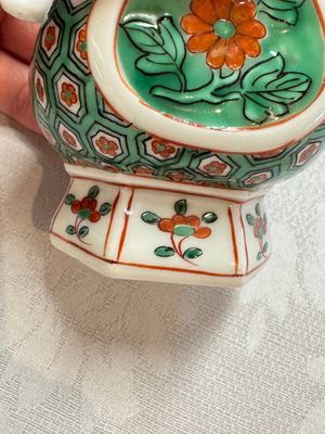 A Chinese famille verte rosewater sprinkler, a wucai jar and a Samson Paris verte-style covered ewer, 17/19th C. — photo 22