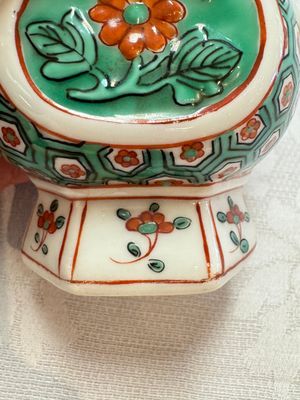 A Chinese famille verte rosewater sprinkler, a wucai jar and a Samson Paris verte-style covered ewer, 17/19th C. — photo 23