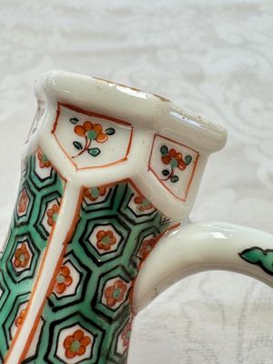 A Chinese famille verte rosewater sprinkler, a wucai jar and a Samson Paris verte-style covered ewer, 17/19th C. — photo 28