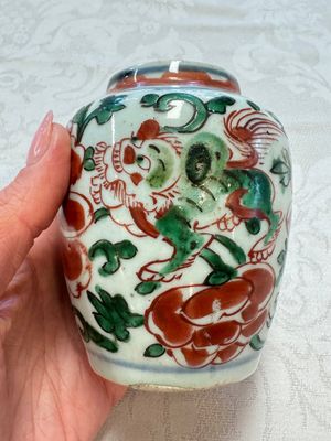 A Chinese famille verte rosewater sprinkler, a wucai jar and a Samson Paris verte-style covered ewer, 17/19th C. — photo 3