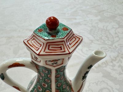 A Chinese famille verte rosewater sprinkler, a wucai jar and a Samson Paris verte-style covered ewer, 17/19th C. — photo 33