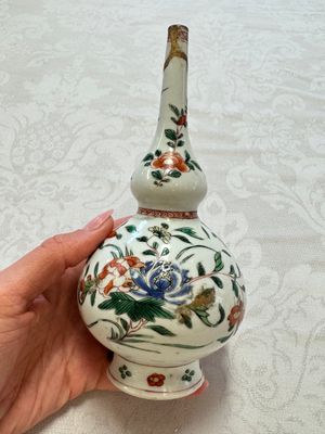 A Chinese famille verte rosewater sprinkler, a wucai jar and a Samson Paris verte-style covered ewer, 17/19th C. — photo 37