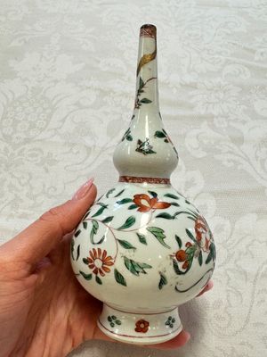 A Chinese famille verte rosewater sprinkler, a wucai jar and a Samson Paris verte-style covered ewer, 17/19th C. — photo 38