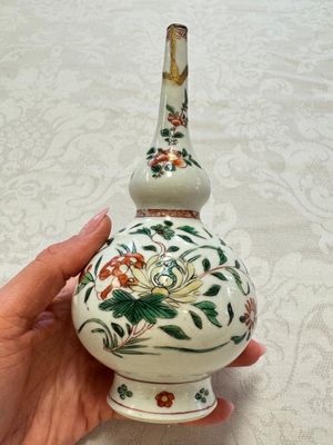 A Chinese famille verte rosewater sprinkler, a wucai jar and a Samson Paris verte-style covered ewer, 17/19th C. — photo 39