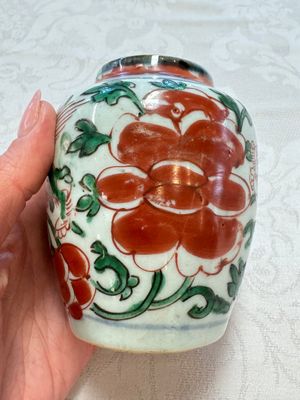 A Chinese famille verte rosewater sprinkler, a wucai jar and a Samson Paris verte-style covered ewer, 17/19th C. — photo 4