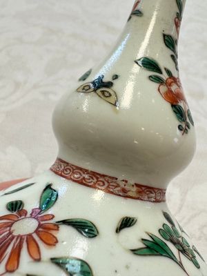 A Chinese famille verte rosewater sprinkler, a wucai jar and a Samson Paris verte-style covered ewer, 17/19th C. — photo 45