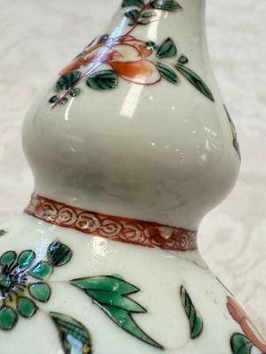 A Chinese famille verte rosewater sprinkler, a wucai jar and a Samson Paris verte-style covered ewer, 17/19th C. — photo 46