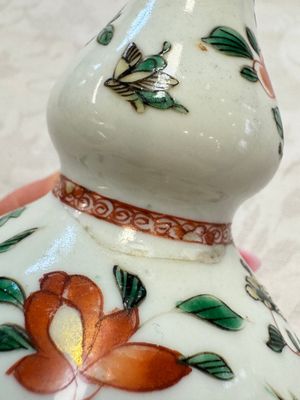 A Chinese famille verte rosewater sprinkler, a wucai jar and a Samson Paris verte-style covered ewer, 17/19th C. — photo 47