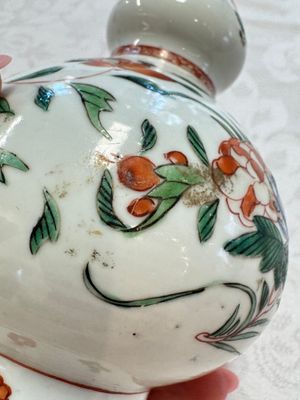 A Chinese famille verte rosewater sprinkler, a wucai jar and a Samson Paris verte-style covered ewer, 17/19th C. — photo 48