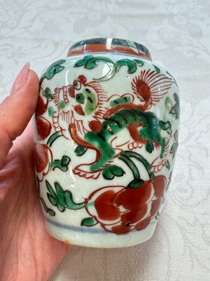 A Chinese famille verte rosewater sprinkler, a wucai jar and a Samson Paris verte-style covered ewer, 17/19th C. — photo 5