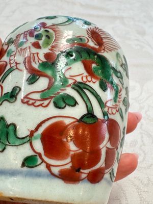 A Chinese famille verte rosewater sprinkler, a wucai jar and a Samson Paris verte-style covered ewer, 17/19th C. — photo 6