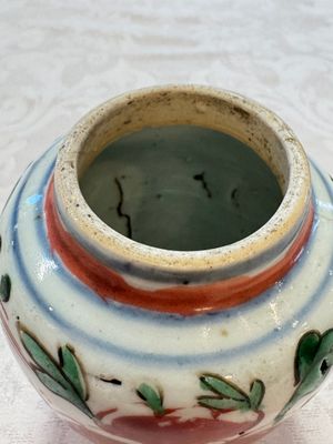 A Chinese famille verte rosewater sprinkler, a wucai jar and a Samson Paris verte-style covered ewer, 17/19th C. — photo 7