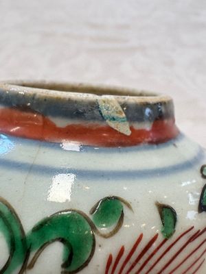 A Chinese famille verte rosewater sprinkler, a wucai jar and a Samson Paris verte-style covered ewer, 17/19th C. — photo 8