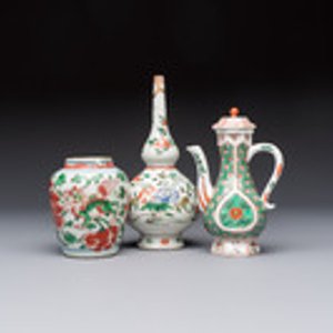 A Chinese famille verte rosewater sprinkler, a wucai jar and a Samson Paris verte-style covered ewer, 17/19th C. — photo 1