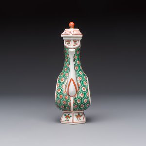 A Chinese famille verte rosewater sprinkler, a wucai jar and a Samson Paris verte-style covered ewer, 17/19th C. — photo 11