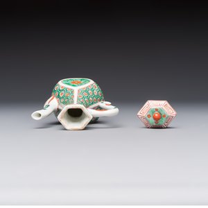 A Chinese famille verte rosewater sprinkler, a wucai jar and a Samson Paris verte-style covered ewer, 17/19th C. — photo 12