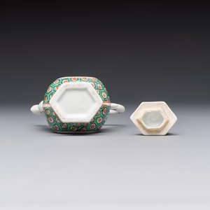 A Chinese famille verte rosewater sprinkler, a wucai jar and a Samson Paris verte-style covered ewer, 17/19th C. — photo 13