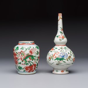 A Chinese famille verte rosewater sprinkler, a wucai jar and a Samson Paris verte-style covered ewer, 17/19th C. — photo 2