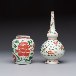 A Chinese famille verte rosewater sprinkler, a wucai jar and a Samson Paris verte-style covered ewer, 17/19th C. — photo 3