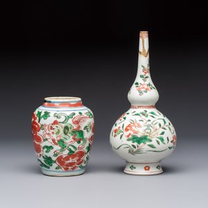 A Chinese famille verte rosewater sprinkler, a wucai jar and a Samson Paris verte-style covered ewer, 17/19th C. — photo 4