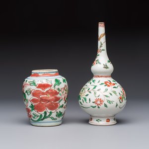 A Chinese famille verte rosewater sprinkler, a wucai jar and a Samson Paris verte-style covered ewer, 17/19th C. — photo 5