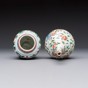 A Chinese famille verte rosewater sprinkler, a wucai jar and a Samson Paris verte-style covered ewer, 17/19th C. — photo 6