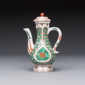 A Chinese famille verte rosewater sprinkler, a wucai jar and a Samson Paris verte-style covered ewer, 17/19th C. — photo 8